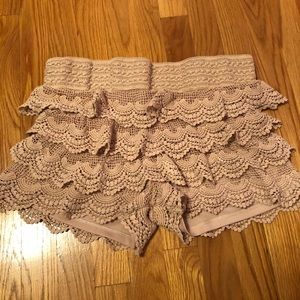 FRILLY BEIGE SHORTS